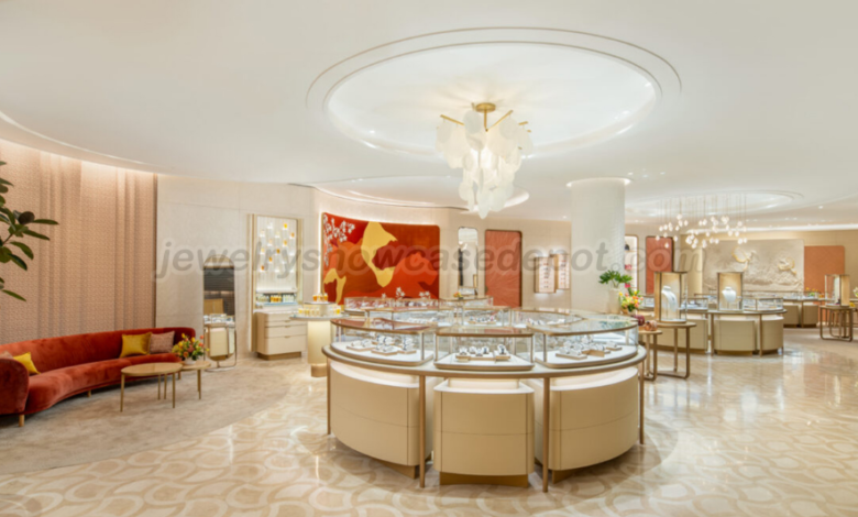 What are the pros and cons of glass jewelry display cases?