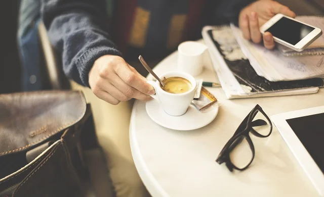 The "Coffee Shop Office": Why a change of scenery breaks creative blocks instantly